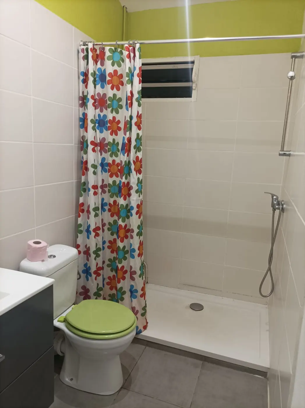 Salle de bain avec douche à l'italienne et WC