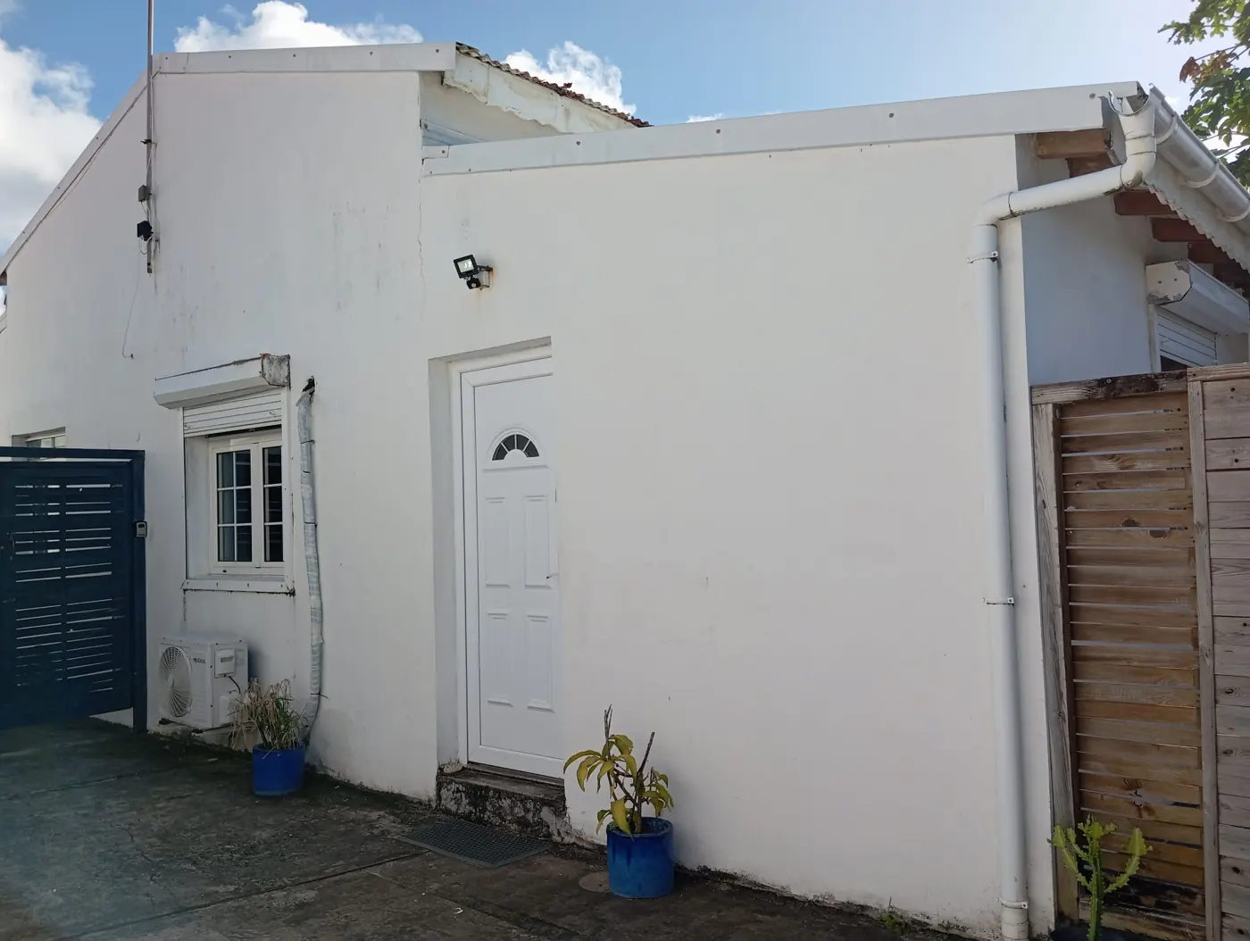 Entrée du bungalow, côté cour