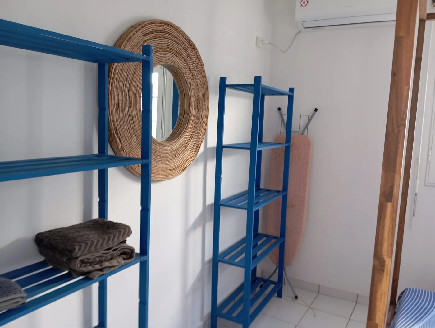 Chambre : étagères de rangement, miroir et table à repasser