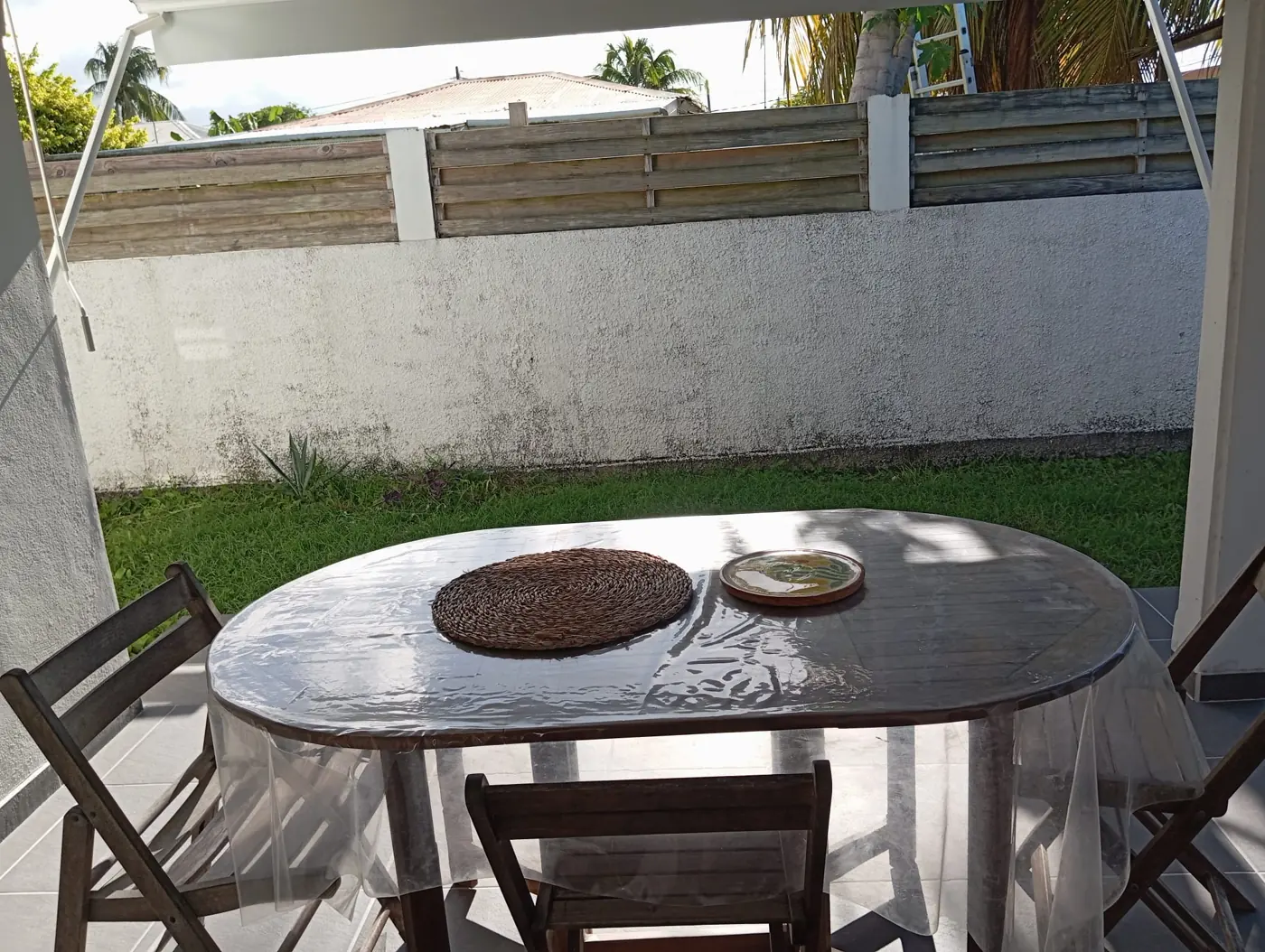 Table et chaises sur la terrasse, face au jardin
