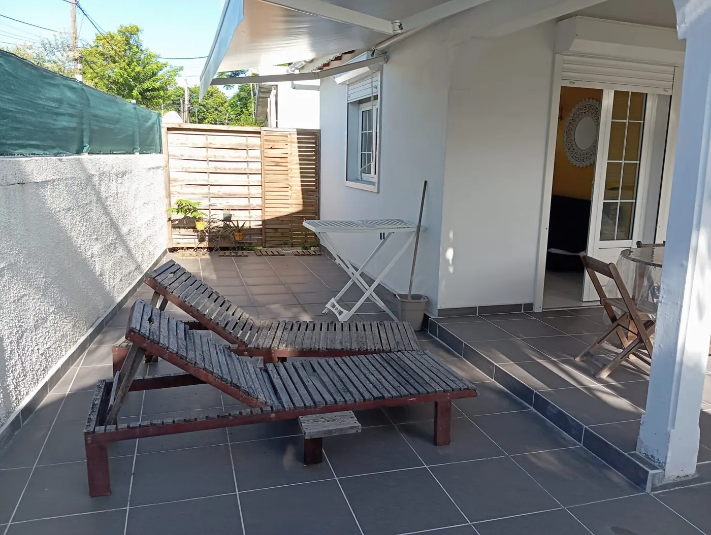 Deux bains de soleil sur la terrasse